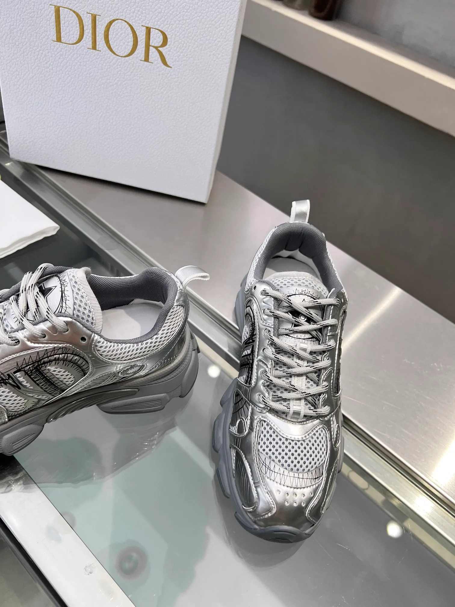 👟👟Ex-factory price 600👟👟 Women's shoes, women's clothing, women's shoes, women's clothing 2024's latest hot model Reba's brand new CHRONO shoes, the same model as Dior's DIOR, have a large amount of silver glossy structure and gray mesh material. The rebound of the sole has also been improved. The ultra-light outsole feels great👍👍👍. It has been increased by 5 centimeters. The recently popular thick-soled style makes you fall in love with it at first glance. The size is 35-40.
